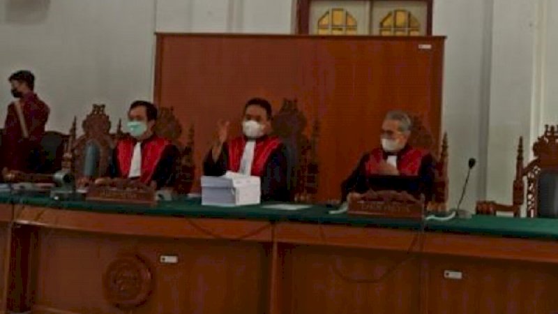 Agenda sidang dengan pembacaan dakwaan digelar di Ruang Sidang Harifin A. Tumpa, Pengadilan Tindak Pidana Korupsi (Tipikor) Makassar, Kamis (22/7/2021).