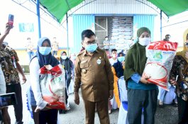 Wali Kota Palopo Salurkan Beras PPKM