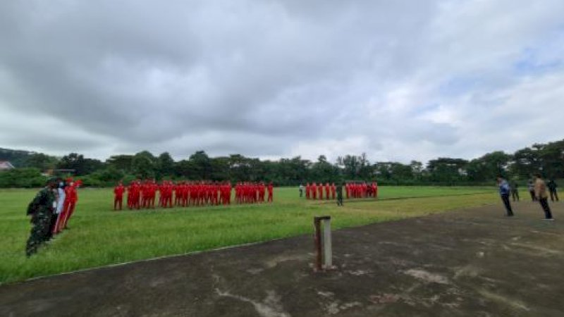 Upacara pembukaan pendidikan dan delatihan (diklat) calon pasukan pengibar bendera pusaka (paskibraka) tingkat Kabupaten Wajo di Stadion Andi Ninnong, Jumat (23/7/2021).