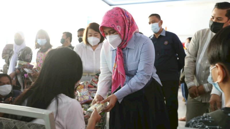 Wakil Wali Kota Makassar Fatmawati Rusdi hadiri acara vaksinasi massal khusus anak usia 12-17 tahun yang di adakan oleh PHRI Sulsel bersama dengan IHGMA dan YABM di Mall Pipo Makassar, Jum’at (23/7/2021).
