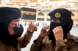 Setelah Toko Tak Lagi Tutup saat Waktu Salat, Polisi Wanita Mulai Terlihat di Makkah dan Madinah