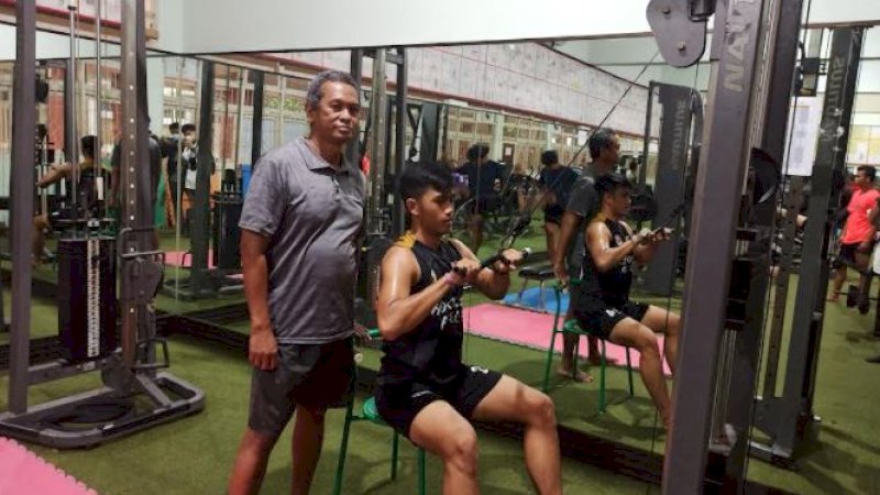 Pelatih Hockey PON Sulsel, Abdul Azikin, memberikan latihan fisik kepada anak asuhnya di KONI Sulsel. (Foto Usman Pala/ Rakyatku.com)