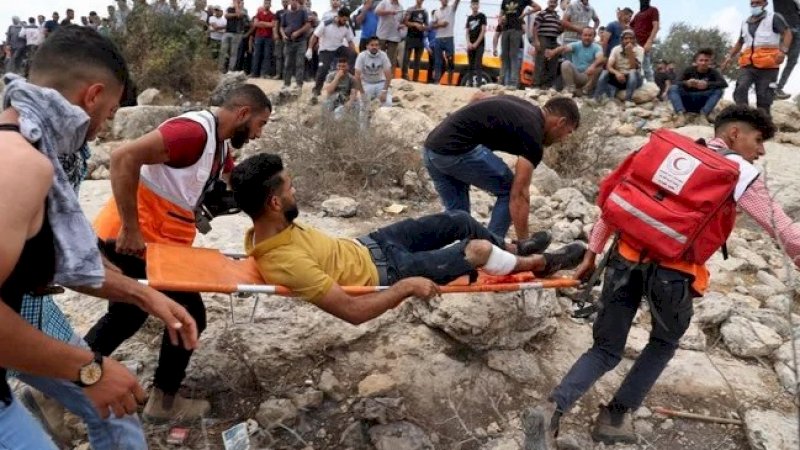 Salah seorang warga Palestina yang terluka dalam bentrokan dengan tentara Israel. (Foto: AFP)