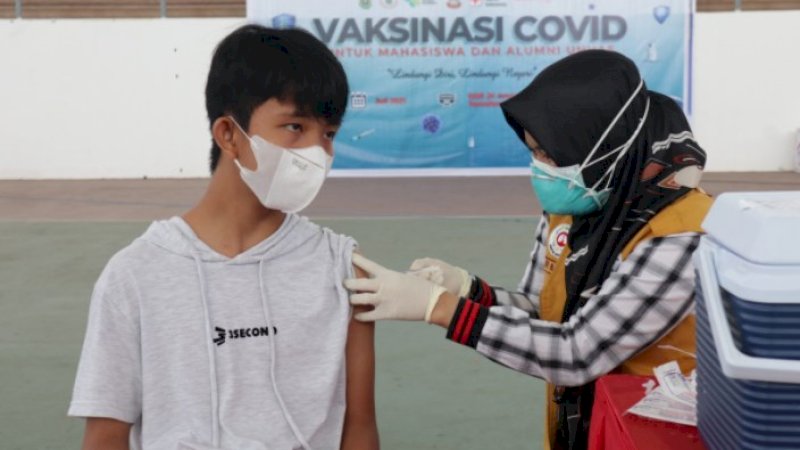 Salah seorang remaja peserta vaksinasi massal di Unhas, Sabtu (24/7/2021). (Foto: Humas Unhas)