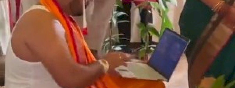 Pengantin Pria Asyik Main Laptop saat Resepsi, Begini Reaksi Mempelai Wanita