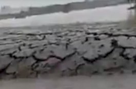 Aneh, Ini Video Tanah Tiba-Tiba Muncul dari Perairan lalu Merekah