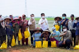 Bawa Bingkisan untuk Petani, Mentan Sambil Ingatkan Prokes