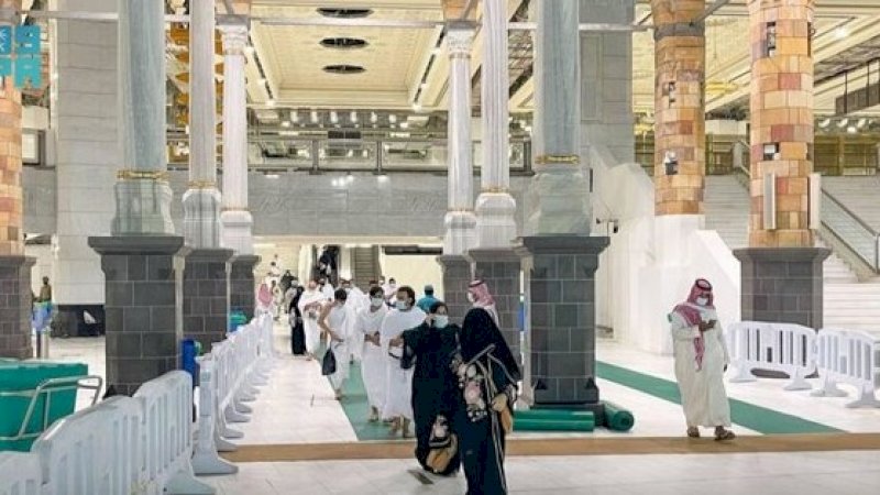 Jemaah haji memasuki Masjidilharam melalui gerbang khusus. (Foto: SPA)