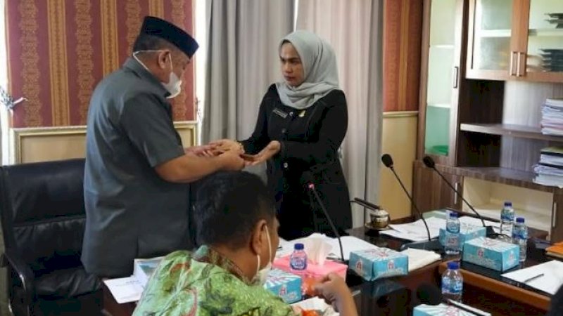Pansus I DPRD Kabupaten Jeneponto menggelar rapat tentang Ranperda Pertanggungjawaban Pelaksanaan APBD TA 2020 di Ruang Rapat Komisi II DPRD Jeneponto, Senin (26/7/2021).