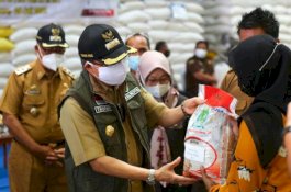 Taufan Pawe Salurkan Bantuan Puluhan Ribu Kilogram Beras untuk Warga Terdampak COVID-19