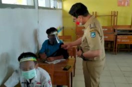 Pantau Hari Pertama PTM di Bulukumba, Wabup Buka Dompet lalu Bagi-Bagi Uang Merah
