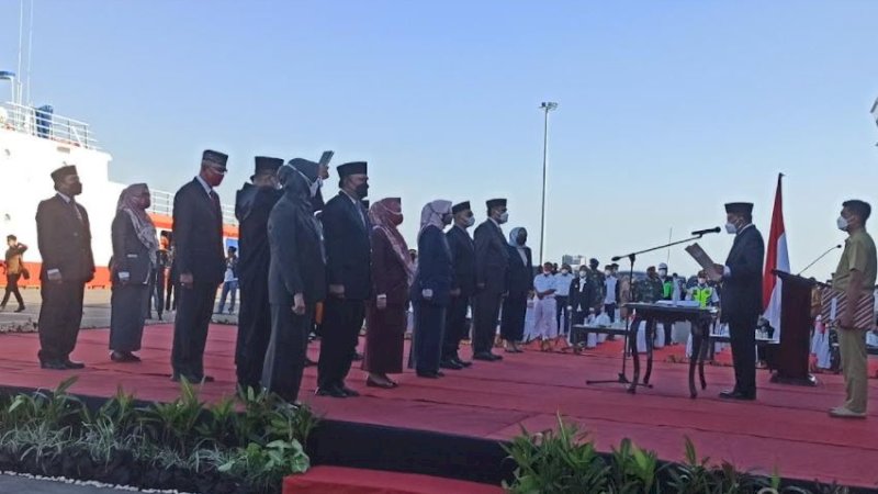 Wali Kota Makassar, Mohammmad Ramdhan Pomanto (Danny Pomanto), telah melantik sebanyak 16 pejabat eselon II hasil job fit lingkup Pemerintah Kota Makassar (Pemkot) di sandaran kapal KM Umsini, dermaga Pelabuhan Soekarno-Hatta, Jalan Nusantara, Senin (26/7/2021).