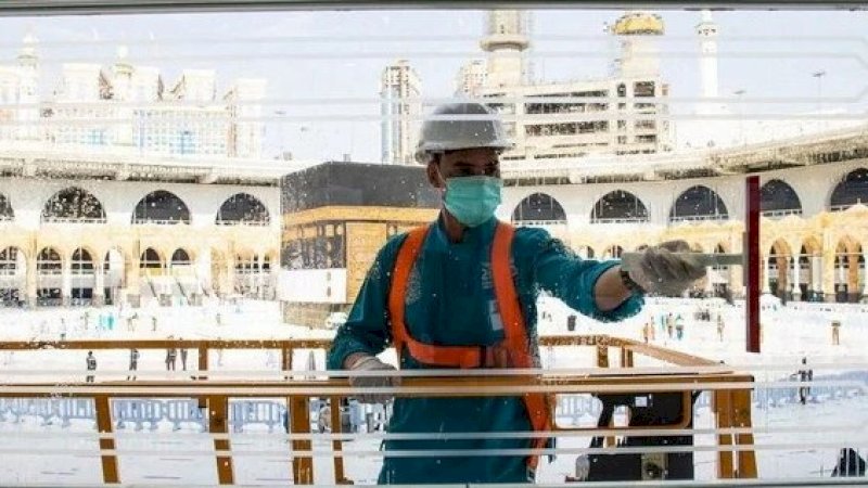 Petugas mensterilkan Masjidilharam. (Foto: SPA)