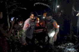 1 Korban Meninggal, Tim SAR Brimob Bone Evakuasi Korban Truk Terjun ke Jurang Sedalam 100 Meter