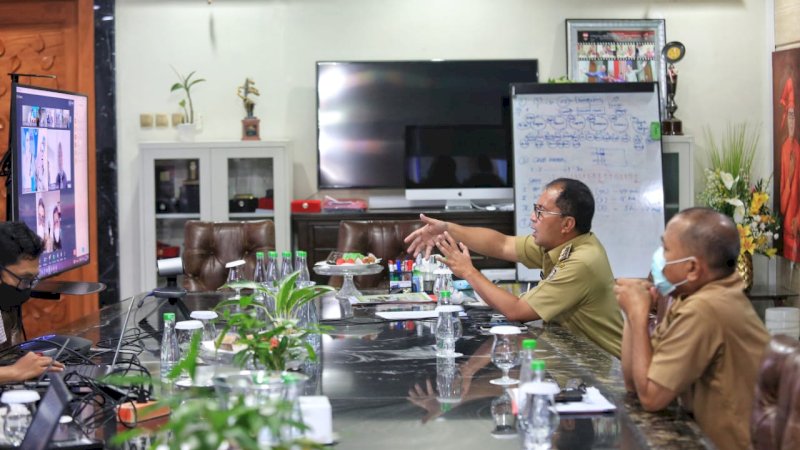 Wali Kota Makassar Moh Ramdhan “Danny” Pomanto saat bertemu dengan seluruh jajaran Forkopimda beserta seluruh camat juga lurah via zoom di hari Selasa/27 Juli 2021.