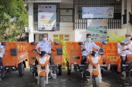 Maksimalkan Program Wajo Mapaccing, Amran Mahmud Serahkan Kendaraan Pengangkut Sampah