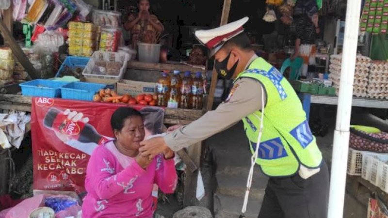 Jajaran Polsek Bontoala membagikan masker kepada pedagang di Pasar Kalimbu, Jalan Veteran Utara, Rabu (28/07/21).