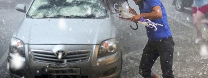 Hujan Es Hancurkan Kaca Mobil, Atap, dan Jendela Rumah di Italia