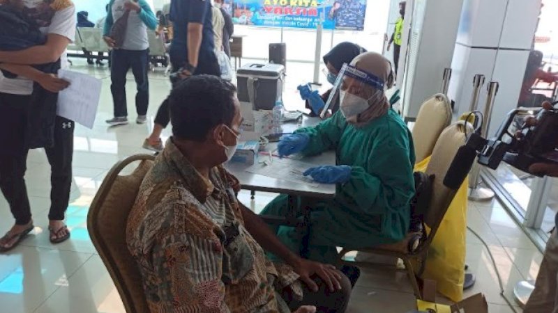 Suasana vaksinasi di Pelabuhan Makassar, Rabu (28/7/2021). (Foto: Usman Pala/ Rakyatku.com) 