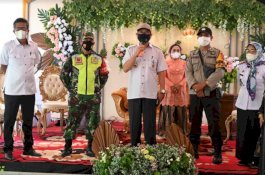 Datangi Hajatan Pernikahan, Tim Satgas Covid-19 Sidrap Sosialisasi Prokes dari Panggung Pelaminan