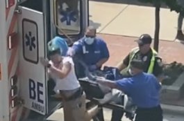 Pasien Pria Melarikan Diri dari Tandu Ambulans, Bertabrakan Pelayan Bar hingga Nampannya Jatuh