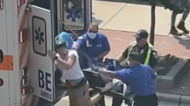 Pasien Pria Melarikan Diri dari Tandu Ambulans, Bertabrakan Pelayan Bar hingga Nampannya Jatuh