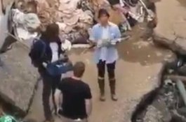 Reporter TV Dipecat karena Sengaja Oleskan Lumpur ke Pakaian dan Pipinya saat Liputan Banjir