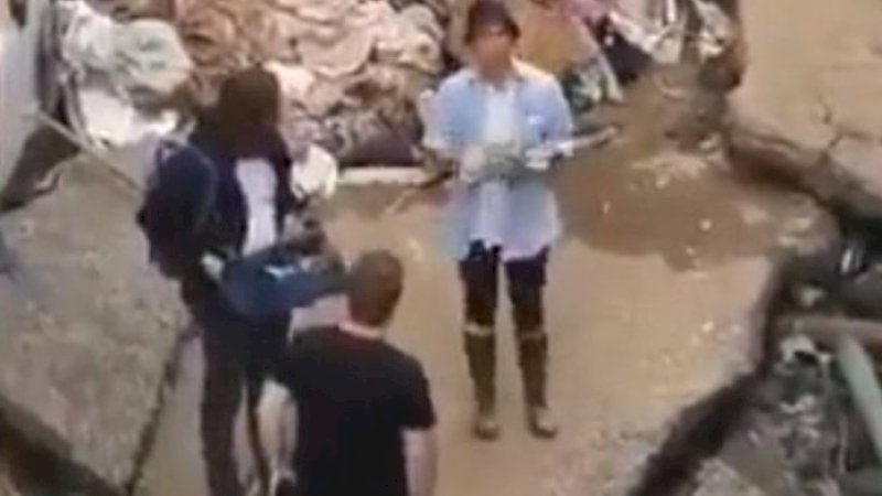 Reporter TV Dipecat karena Sengaja Oleskan Lumpur ke Pakaian dan Pipinya saat Liputan Banjir