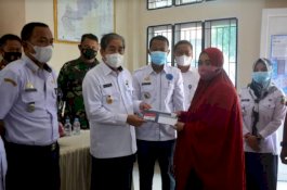 Dollah Mando Pantau Penyaluran KKS di Tiga Kecamatan