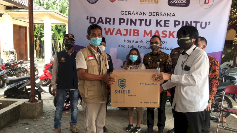 Penyerahan masker program "dari Pintu ke Pintu" di Kantor Kecamatan Bantar Gebang, Kota Bekasi, Jawa Barat, Kamis (29/7/2021).