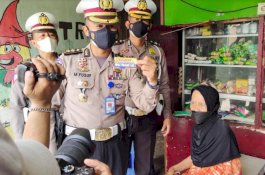 Berbagi di Masa Pandemi, Personel Ditlantas Polda Sulsel Beli Dagangan PKL 10 Kali Lipat dari Harga