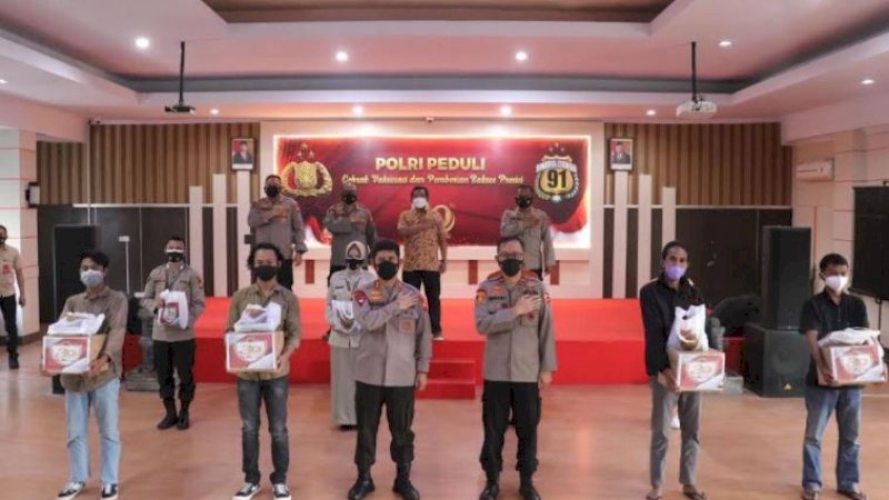Penyerahan secara simbolis dilakukan oleh Kapolda Sulsel, Irjen Pol Merdisyam, kepada perwakilan Purnawirawan dan Warakawuri Polri di lobi lantai satu Polda Sulsel, Jumat (30/7/2020).