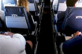 Pramugara Ungkap Rahasia Mengapa Penumpang Sebaiknya Tidak Pakai Celana Pendek dalam Pesawat