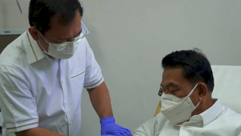 Dokter Terawan menyuntikkan vaksin Nusantara kepada Moeldoko. (Foto: Instagram)