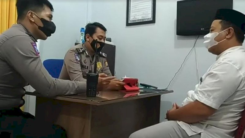 Pengemudi SB (kanan) saat diperiksa polisi.