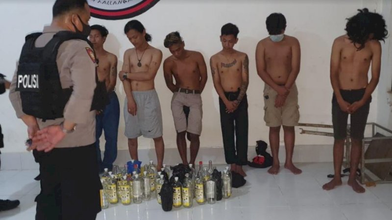 Sekumpulan pemuda yang tertangkap saat menggelar pesta miras di Gedung Islamic Center Pangkep.
