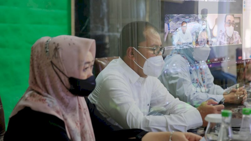 Wali Kota Makassar, Danny Pomanto saat rapat koordinasi secara virtual yang diikuti seluruh camat dan lurah se kota Makassar dalam rangka verifikasi data bansos bagi warga yang berdampak pada PPKM level 4. Di kediaman pribadinya. Jalan Amirullah. Minggu (1/8/2021)