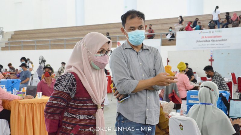 Rektor Unhas, Prof Dwia A Tina Pulubuhu meninjau vaksinasi massal, Senin (2/8/2021). (Foto: Humas Unhas)