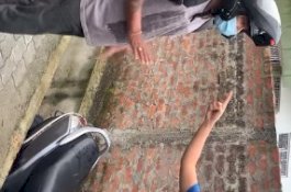 Dadanya Diraba Pria yang Pura-Pura Bertanya Arah Jalan, Cara Gadis Ini Jatuhkan ke Saluran Air Banjir Pujian