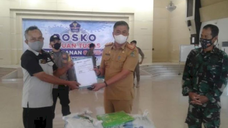 Penyerahan berlangsung di Posko Satuan Tugas (Satgas) Penanganan COVID-19 Kabupaten Barru, Selasa (3/8/2021).