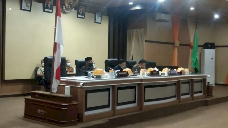 Dewan Perwakilan Rakyat Daerah (DPRD) Kota Parepare kembali menggelar rapat paripurna penyampaian pendapat akhir fraksi DPRD di Ruang Sidang Paripurna, Selasa (3/8/2021).