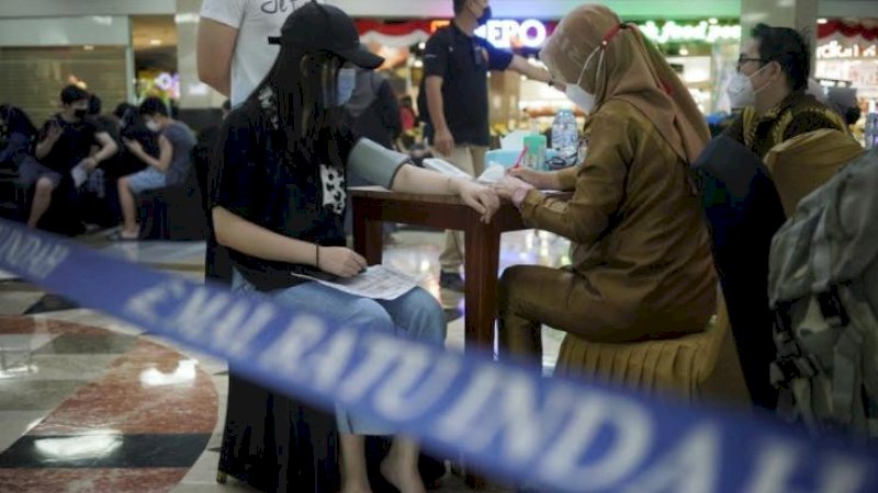 Bertempat di Main Atrium MaRI, ratusan masyarakat Kota Makassar sukses menerima vaksin tahap kedua ini. 