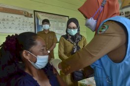 Bupati Luwu Utara Pantau Vaksinasi di Seko: Zonanya Harus Tetap Hijau