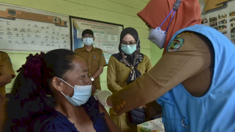 Bupati Luwu Utara Pantau Vaksinasi di Seko: Zonanya Harus Tetap Hijau