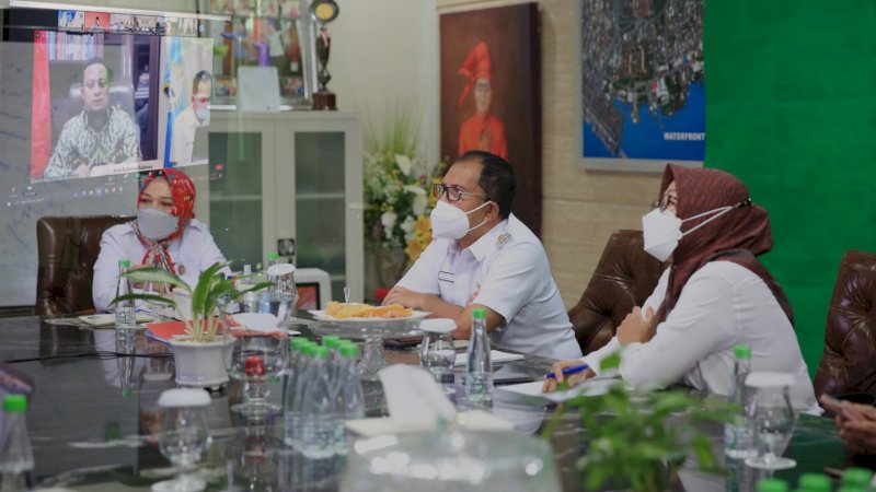 Wali Kota Makassar, Mohammad Ramdhan Pomanto, saat mengikuti rapat koordinasi (rakor) secara virtual mengenai penanganan pandemi COVID-19 dengan Plt Gubernur Sulsel, Andi Sudirman Sulaiman.