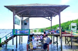 Yayasan Hadji Kalla dan Ocean Trip Makassar Ajak Anak-Anak Belajar Lestarikan Lingkungan di Lantebung