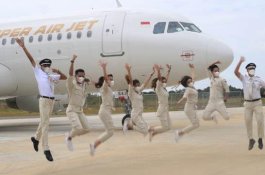 Bergaya Casual, Begini Penampilan Pramugari dan Pramugara Super Air Jet