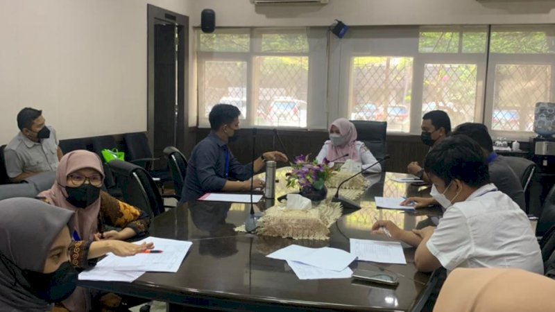 Pembahasan Standar Pelayanan Oprasional (SOP)  UPT Lampu Jalan Dinas PU Kota Makassar untuk masyarakat di ruang rapat Dinas PU Kota Makassar, Rabu, (4/8).