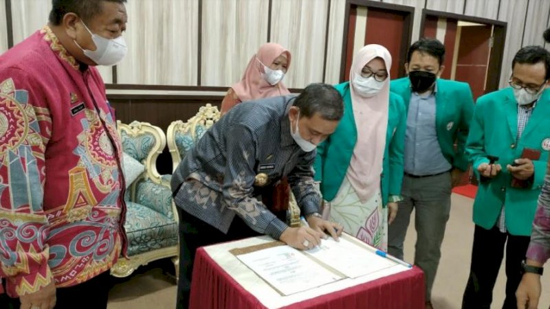 Bupati Wajo, Amran Mahmud, saat menandatangani perjanjian kerja sama dengan Universitas Indonesia Timur. 