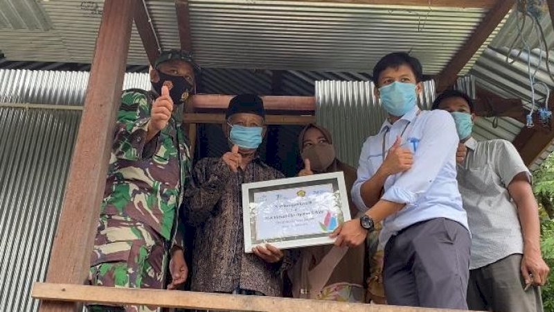 Salah satu keluarga penerima PLN Virtual Charity Run and Ride di Kabupaten Barru, Sulawesi Selatan.